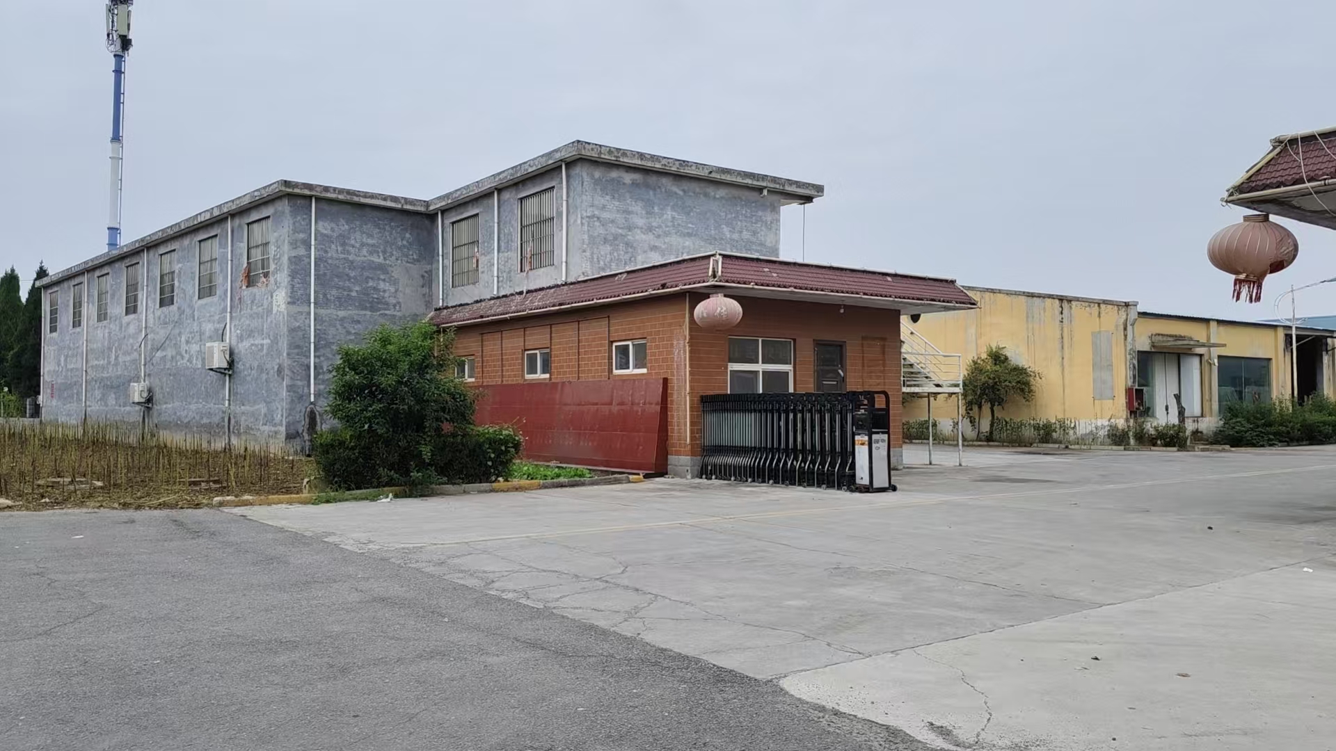 廠區(qū)大門(mén)